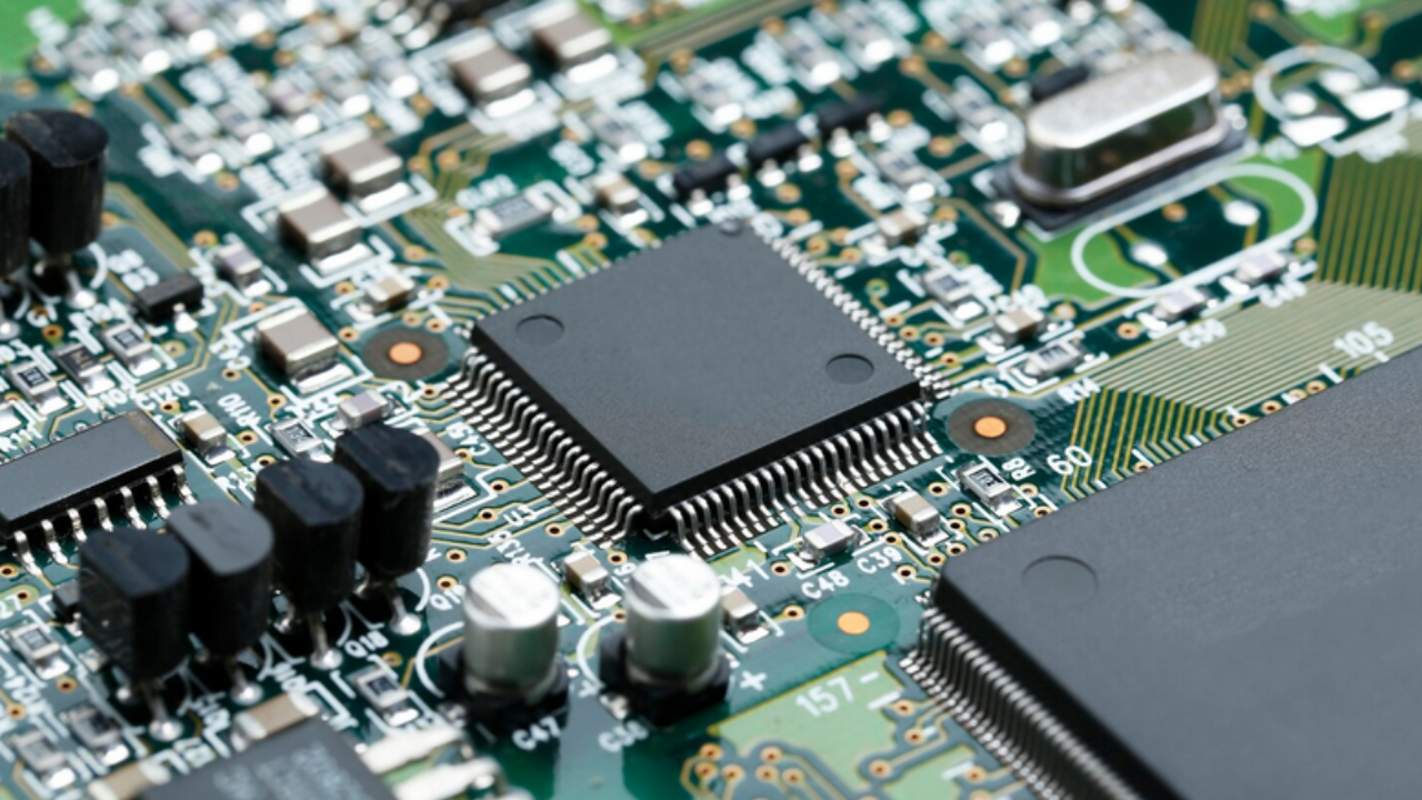 EE.UU. impone derrumbe al mercado de alta tecnología con arancel que obliga a aumentar precios y afecta a multinacionales como Intel y AMD