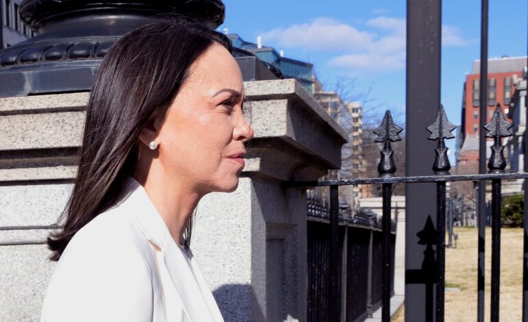 “La Extraña Amistad: Trump Revela Detalles Inéditos sobre Su Supuesta ‘Obsequia’ con María Corina Machado, Vencedora del Premio Nobel de la Paz”