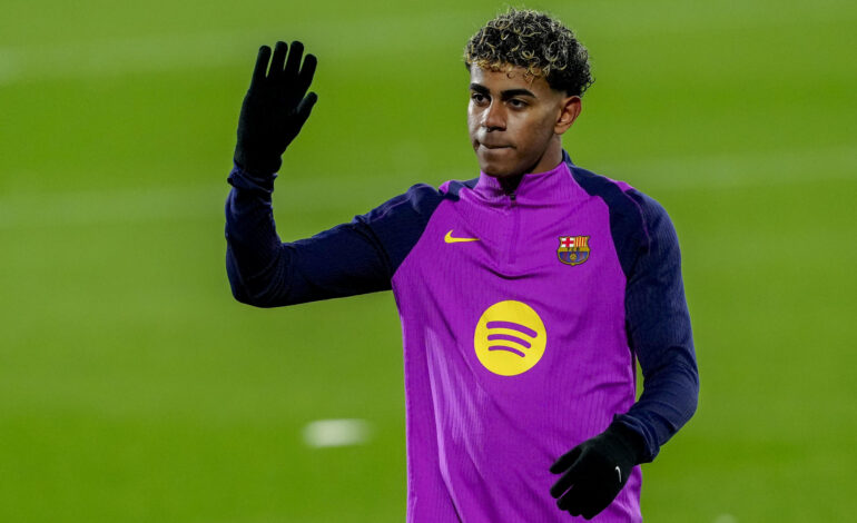 El regreso en la mira: Lamine Yamal, el jugador con la pelota a su pie para unirse al Espanyol.