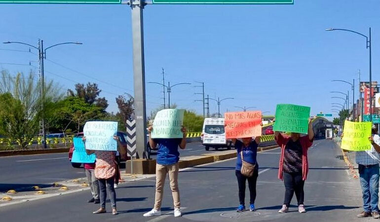 Bloquean 5 de Febrero, vecinos de San Pablo exigen solución a fuga de aguas negras en Querétaro
