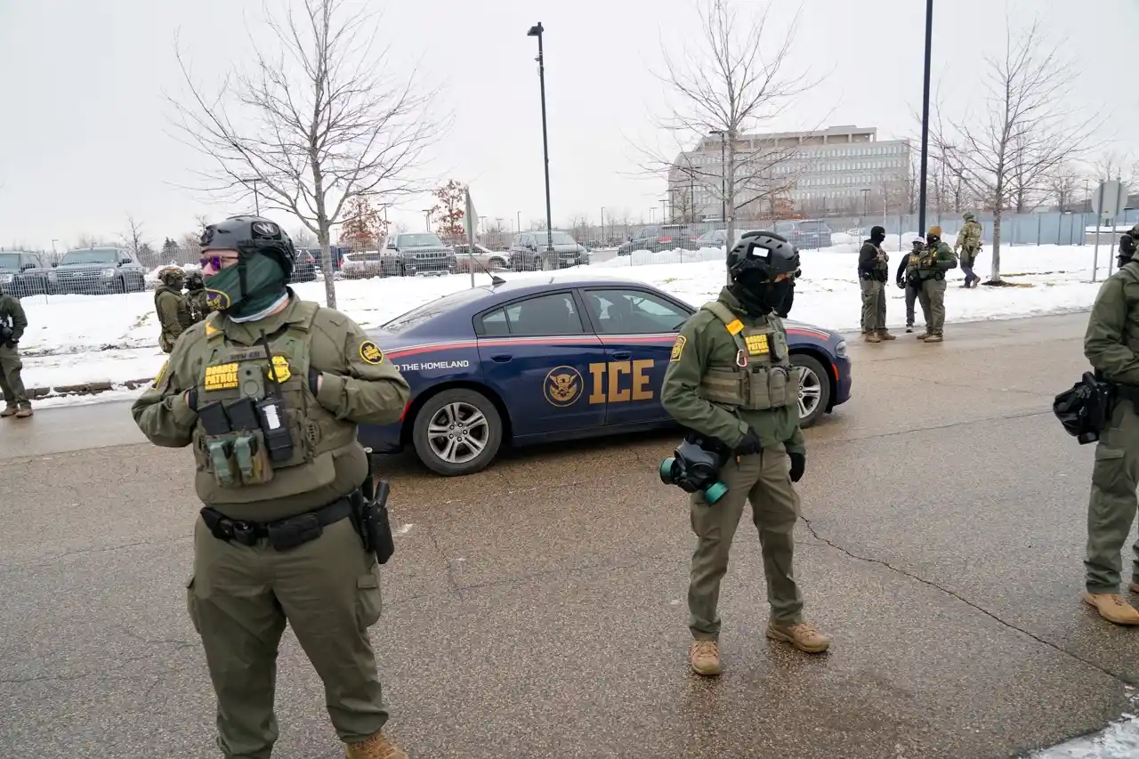 Una niña fue devuelta a la custodia de ICE y se le negó medicación tras hospitalización, dice demanda